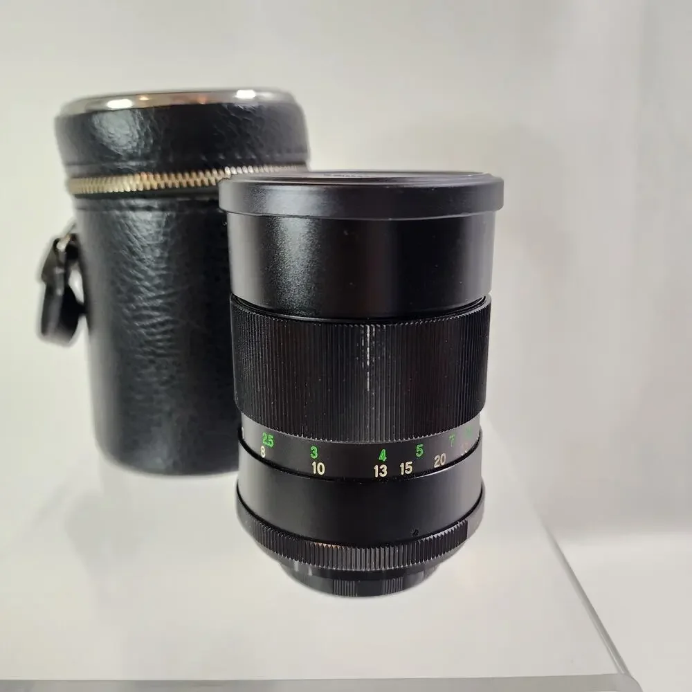 Vivitar 135mm 1/2.8 Telephoto Lens w/ Caps No. 28230016 Comes With Case